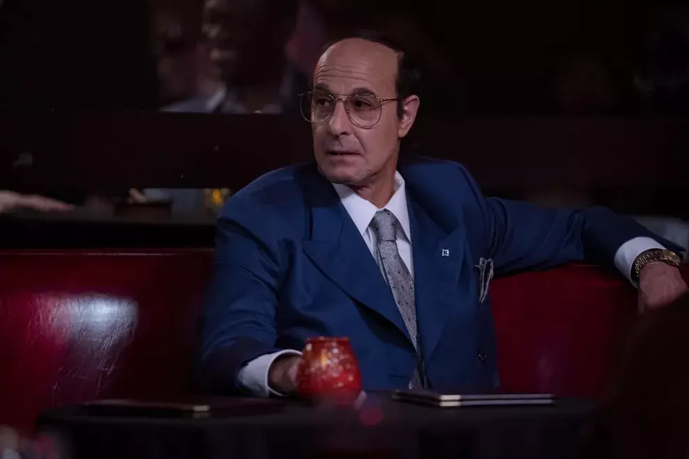 Stanley Tucci es el legendario productor Clive Davis. 