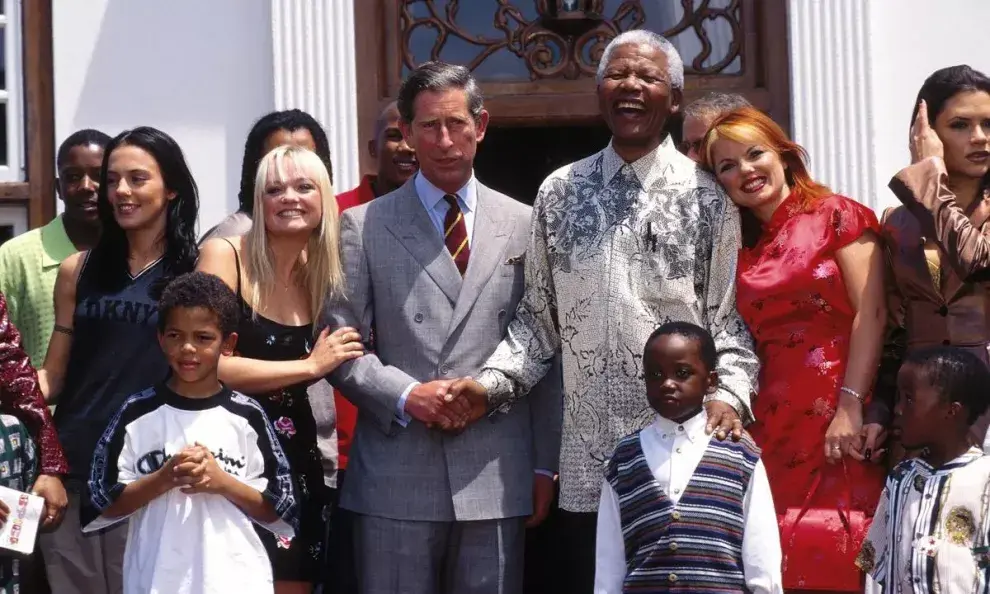 Las Spice Girls junto al rey Carlos III y Nelson Mandela.