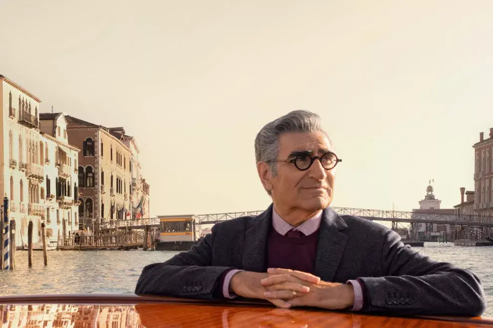 Eugene Levy viaja a diferentes partes del mundo en su nuevo show de AppleTv+.