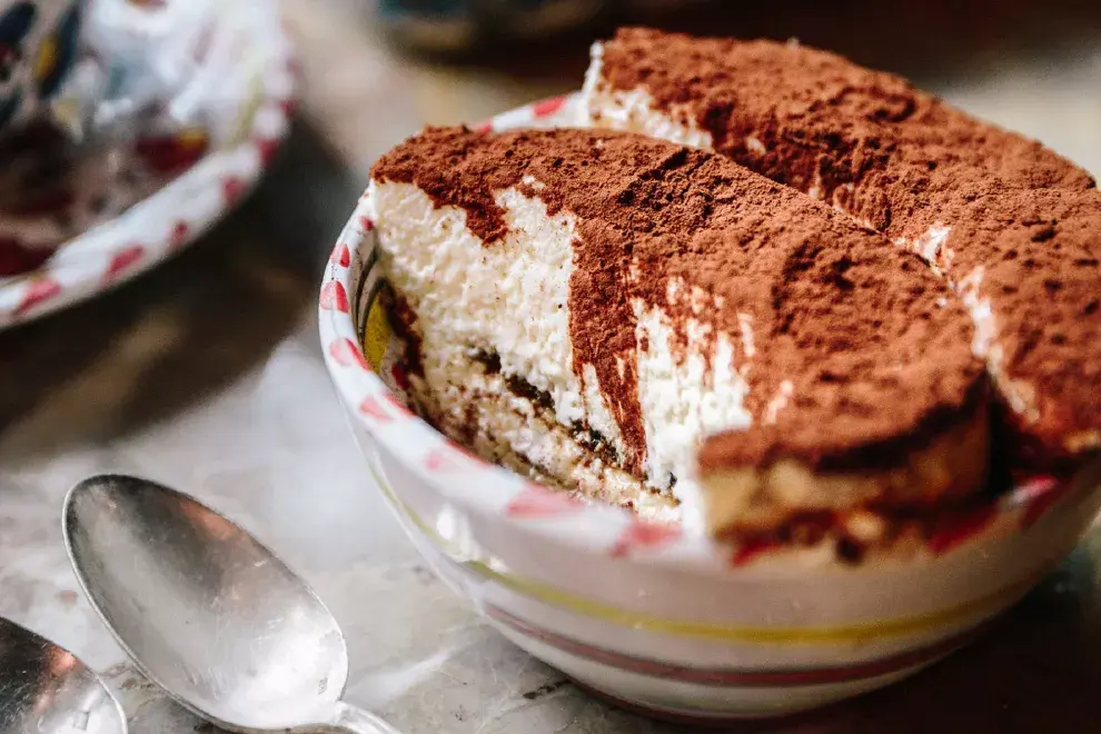 Paso a paso para preparar tiramisú en casa.