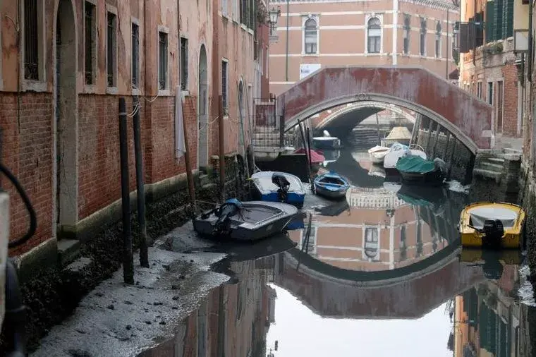 Los canales de Venecia sin agua.