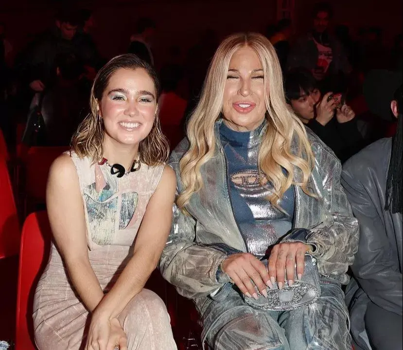 Alexis Stone como Jennifer Coolidge con su coestrella en The White Lotus, Haley Lu Richardson.