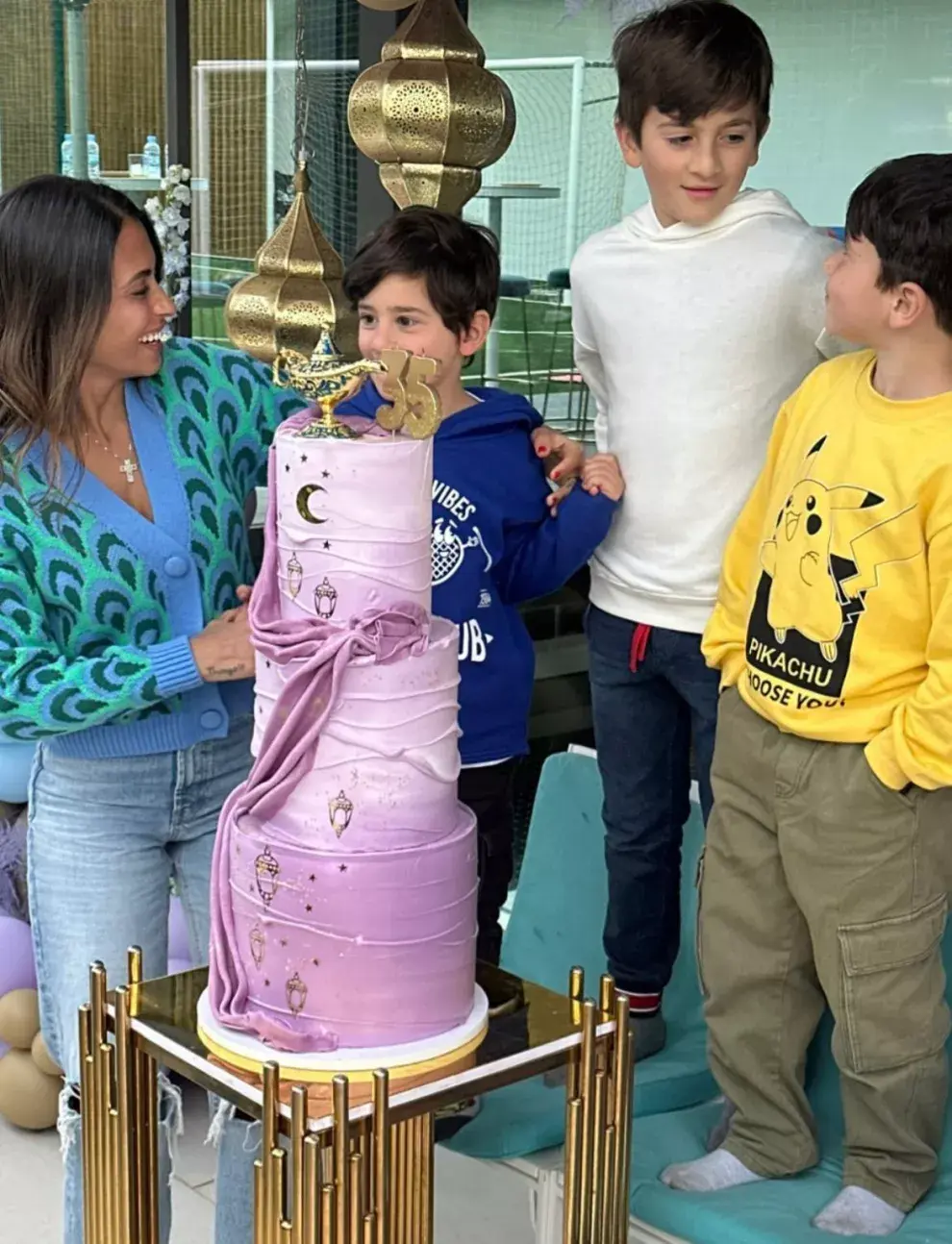 Antonela eligió una torta temática de Aladino, en la que destacan los tonos lila y la icónica lámpara del genio.