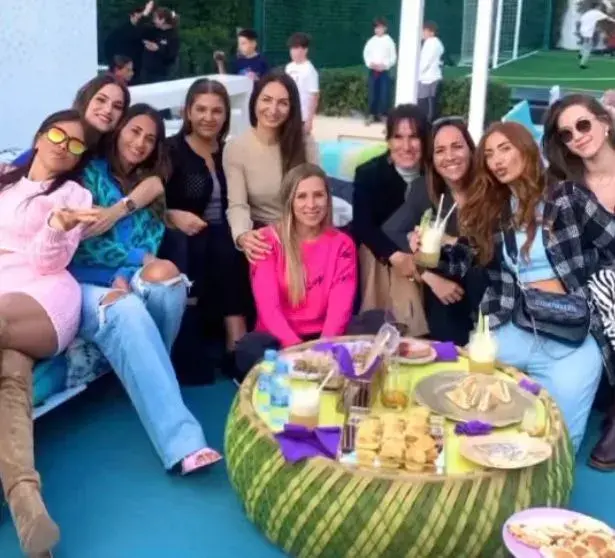 Antonela disfrutó de una merienda con amigas y sus hijos.