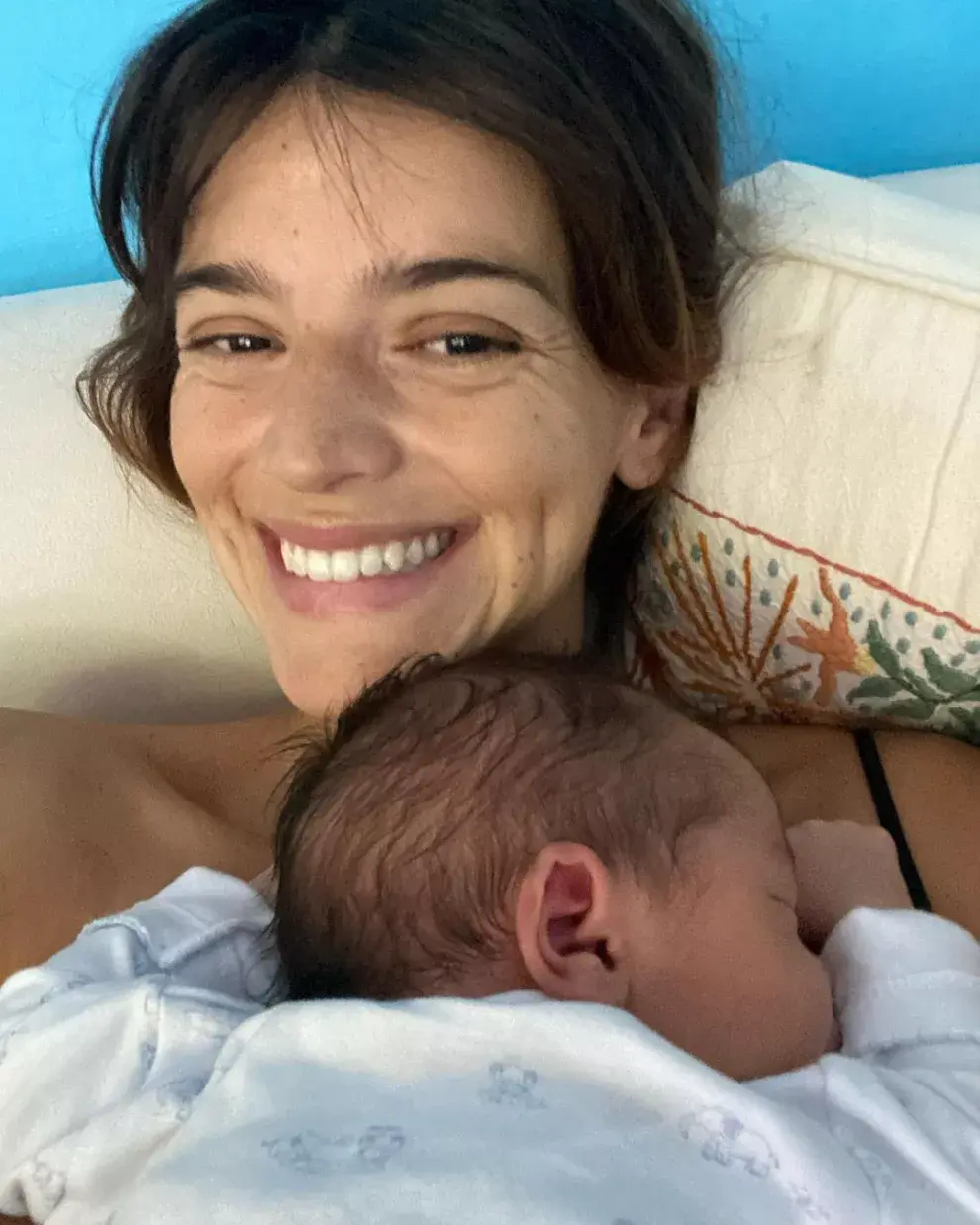 A diez días de dar a luz, Calu Rivero subió la primera foto con su bebé Tao.