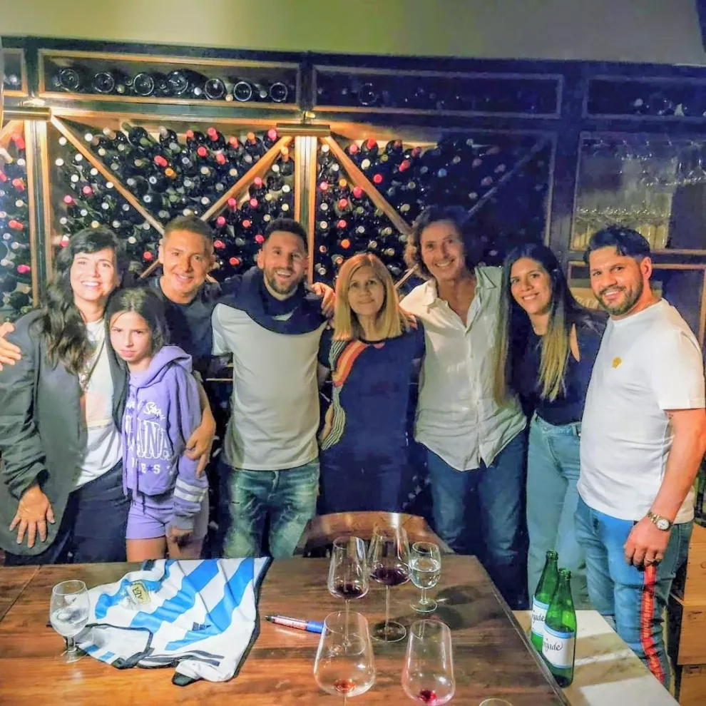 Griselda Siciliani, Adrián Suar, Margarita (la hija de ambos), Lionel Messi, su mamá Celia, Gustavo Bermúdez, y Matías y María Sol Messi, los hermanos del 10. 