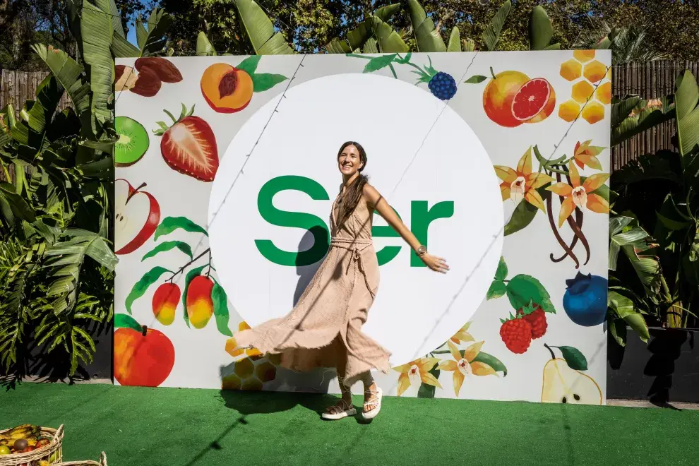 Mujer Ser, con fuerza y saludable.