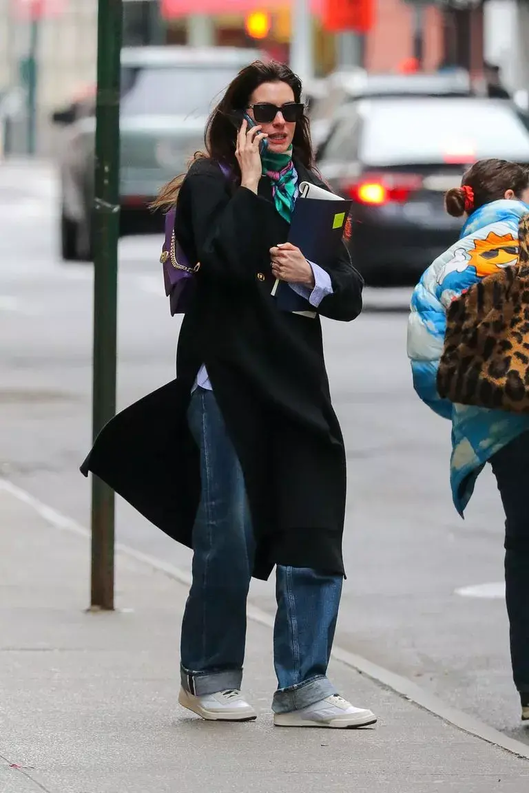 Anne Hathaway fue capturada caminando por las calles de New York.