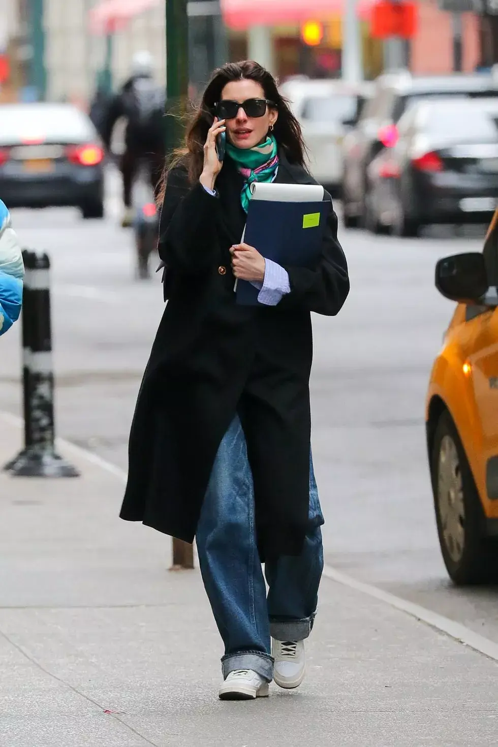 Anne Hathaway marca tendencia con su jean slouchy.