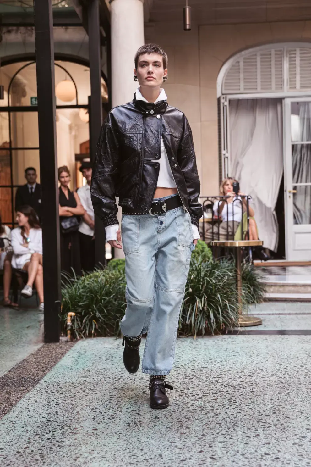 Heidi Clar. Para las amantes de los looks más noventeros, la combinación del ecocuero con pantalones cargo de denim sigue mega vigente.