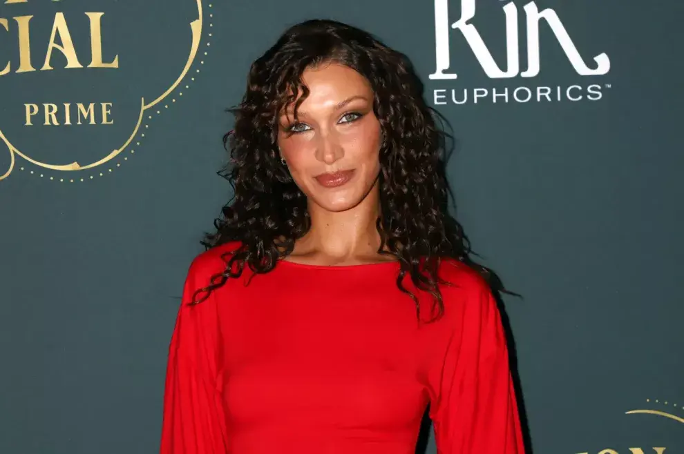 Bella Hadid lució su melena natural con rulos.