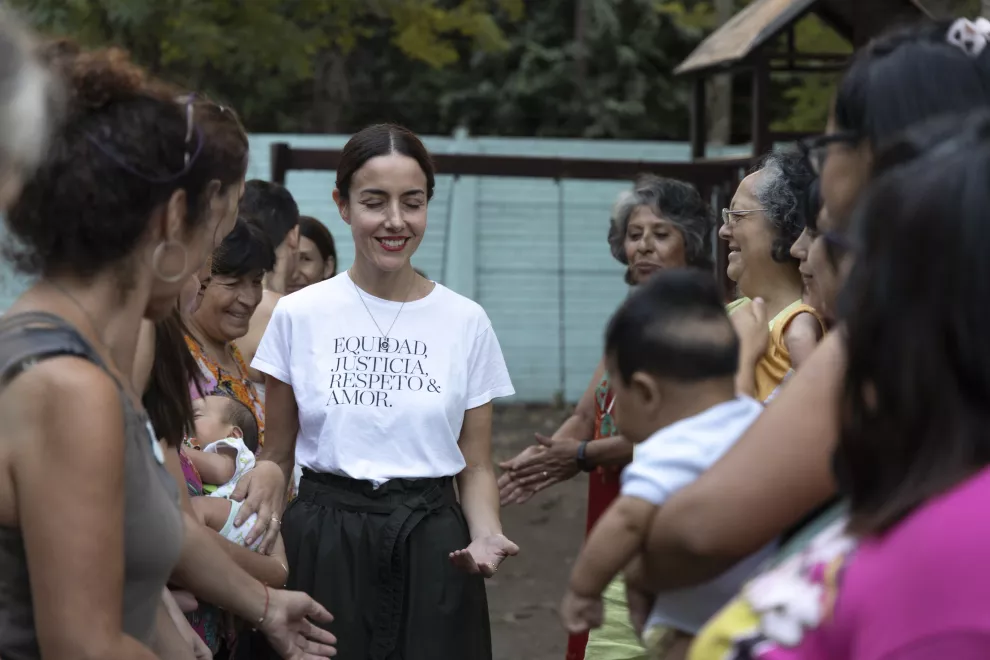 Cecilia Suárez visitó el Refugio Nuestra Señora del Milagro, donde charló con mujeres sobrevivientes de violencia de género.
