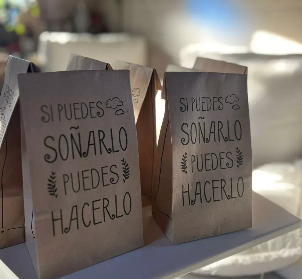 Souvenirs de la celebración por el ascenso laboral de una mujer trabajadora que persigue sus sueños.