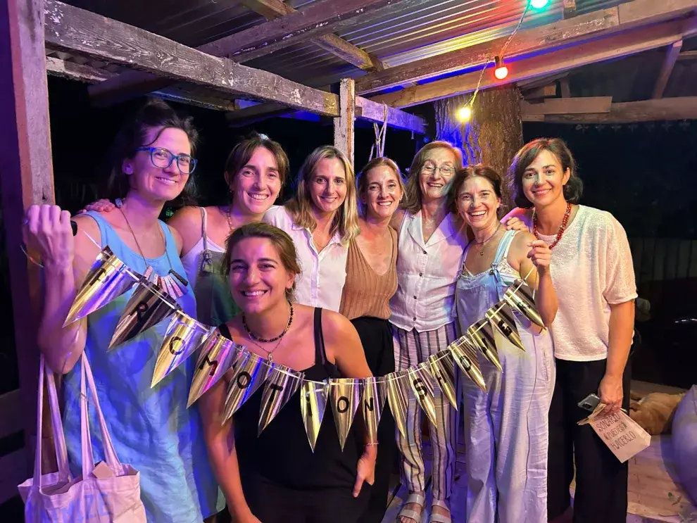 Mujeres, en plena celebración de una conquista laboral.