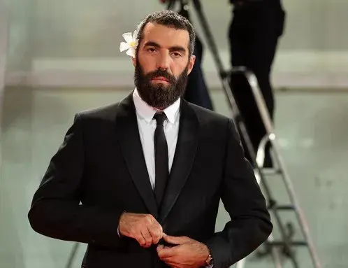 Romain Gavras, el prestigioso cineasta francés de 41 años, que sale hace meses con Dua Lipa.