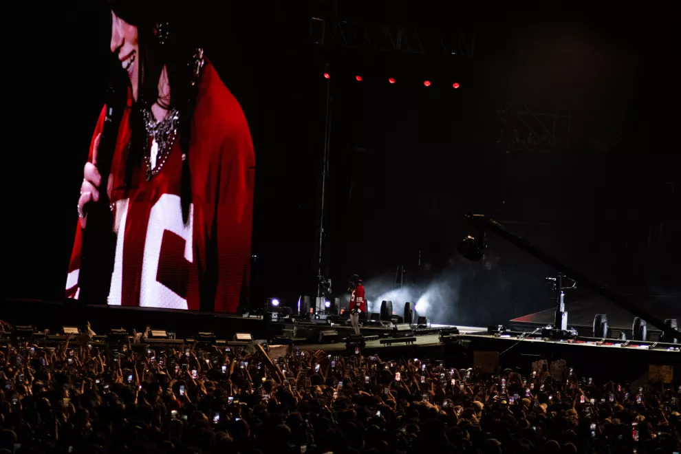 Billie transformó un concierto multitudinario en una experiencia acústica e íntima.
