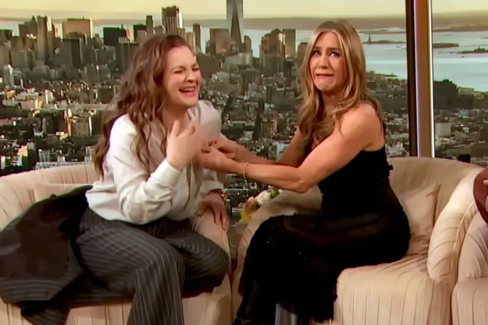 Drew Barrymore, junto a Jennifer Aniston en TV, en medio de un sofoco.