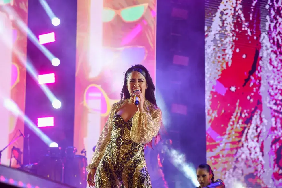 Lali en su show en Velez, con uno de sus icónicos outfits