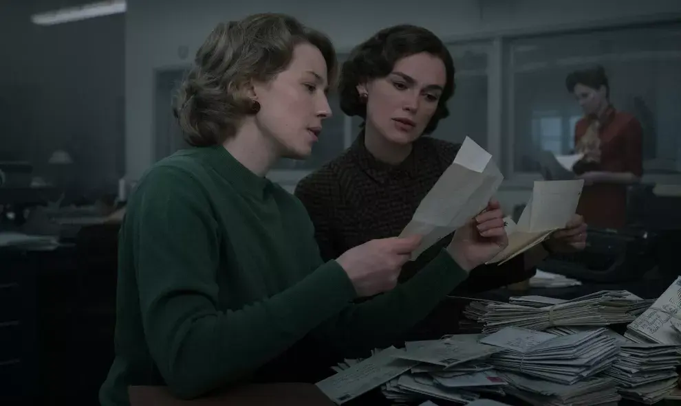 Carrie Coon y Keira Knightley son las pioneras que investigan este caso.