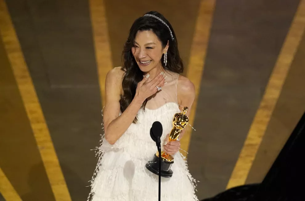 Michelle Yeoh, emocionada, hace historia en los Oscar. 