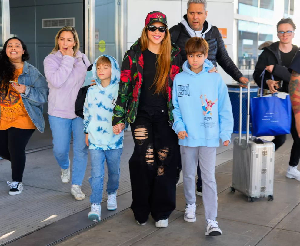 Shakira con sus hijos, Milán y Sasha, en el Aeropuerto Internacional John F. Kennedy, de Nueva York.