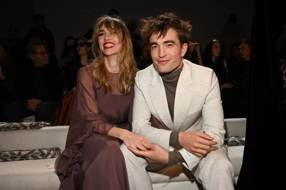 Suki Waterhouse y Robert Pattinson en la presentación de la colección Otoño/Invierno 2023 de Dior.