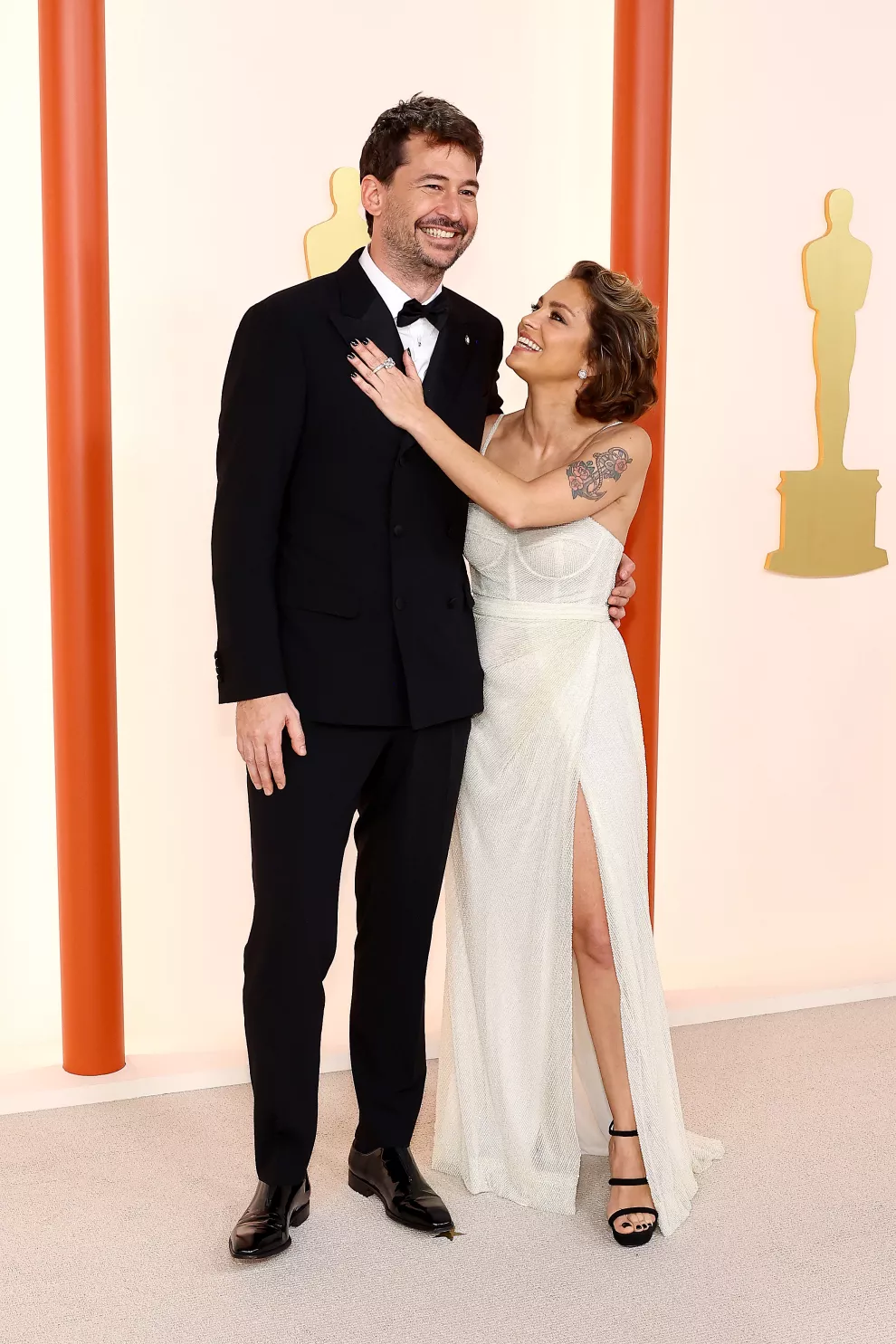 Santiago Mitre y Dolores Fonzi en la champagne red de los Oscar.