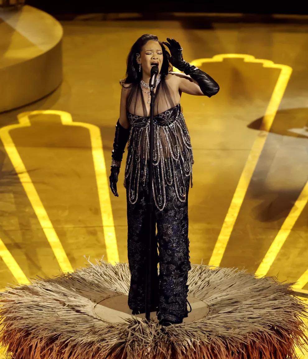 Rihanna interpretó Lif Me Up, el tema nominado a Mejor Canción.
