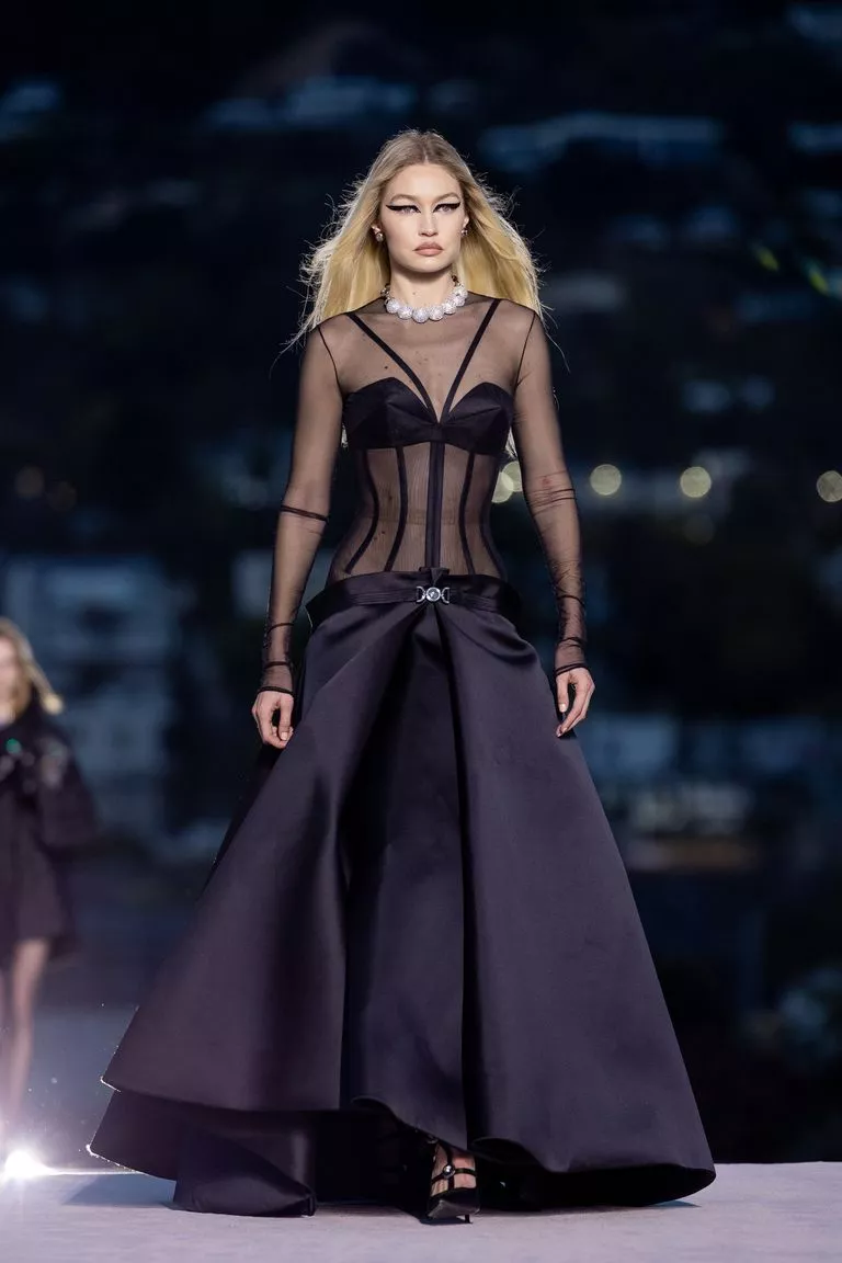 Gigi Hadid en el desfile de la colección Otoño/Invierno 2023 de Versace.