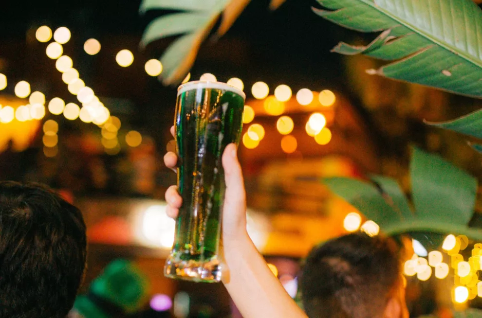 No sería San Patricio sin la icónica cerveza verde de Growlers.