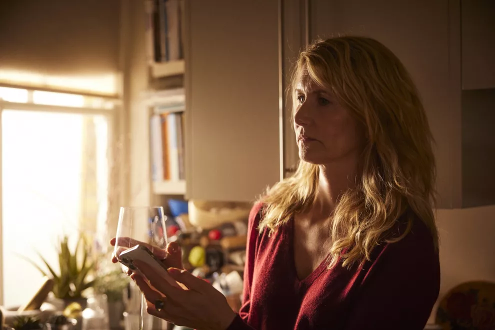 Laura Dern es Kate, la madre que intenta ayudar, pero no siempre sabe cómo hacerlo.