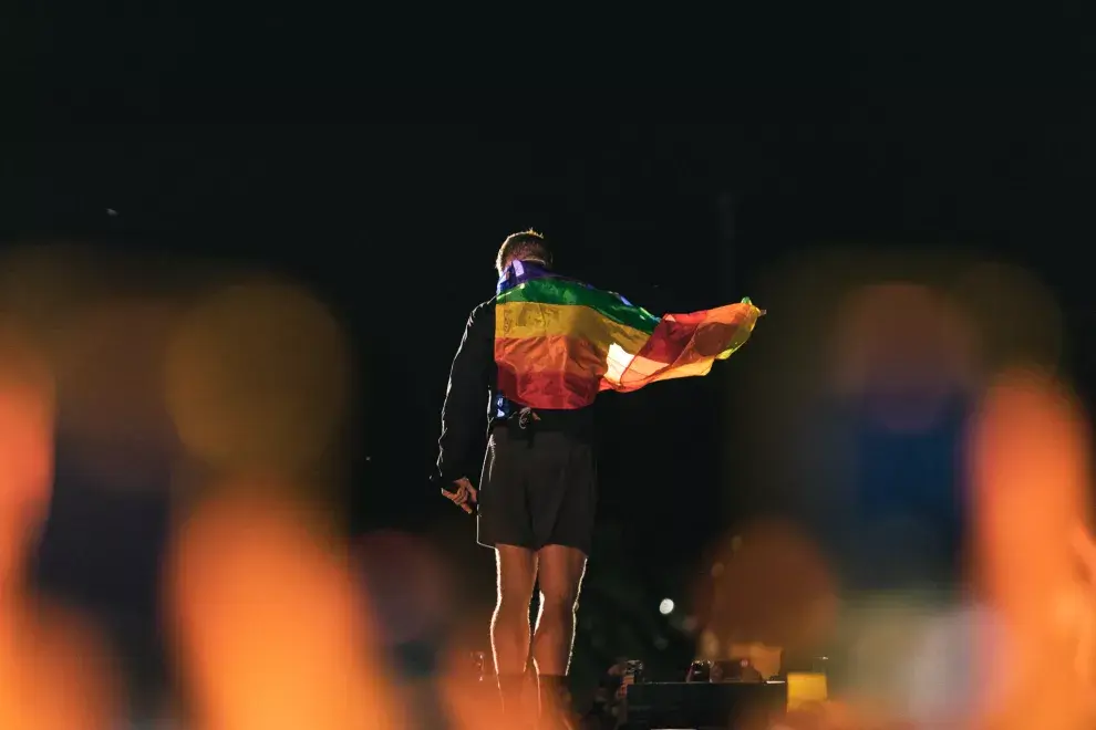 Dan Reynolds con la bandera LGTBIQ+ durante el show.