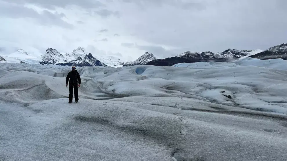 Un desierto de hielo que se abre entre las montañas.