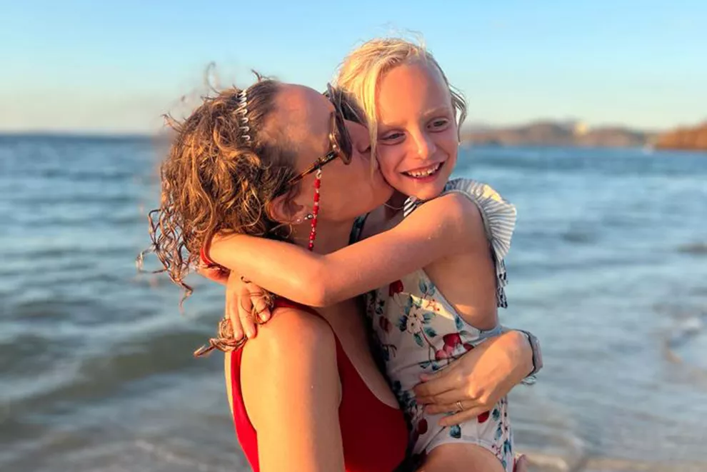 Josefina y su hija Rita en la playa, este verano.