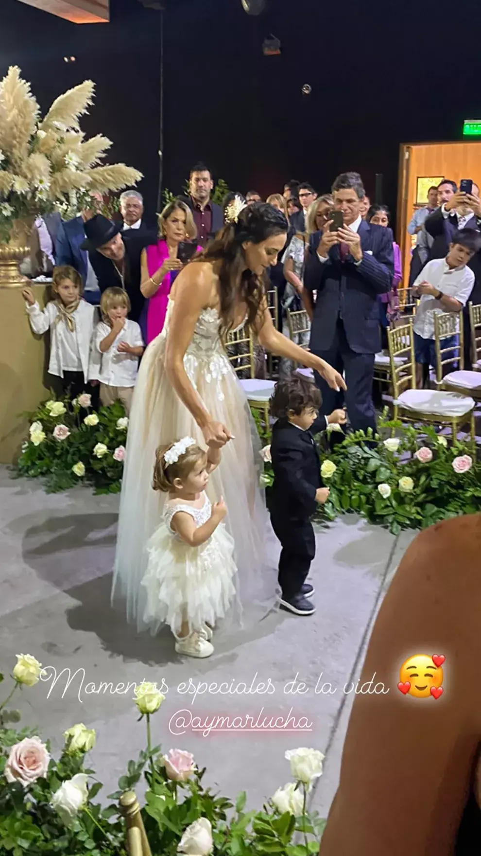 Lucha Aymar caminando al altar con sus hijos, Félix y Lupe.