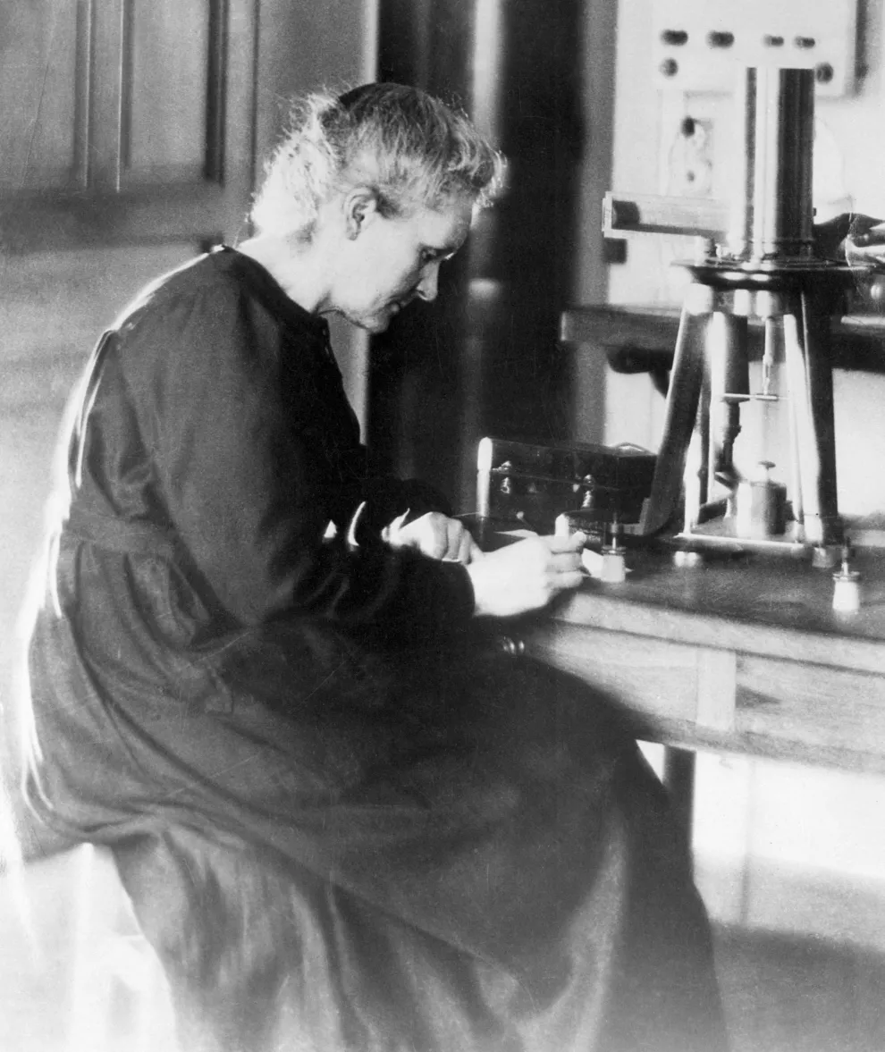 Marie Curie trabajando en su laboratorio; 1920