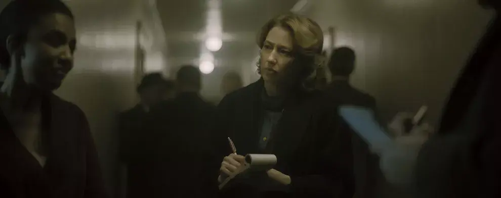 Carrie Coon es Jean Cole, compañera de redacción y amiga de Loretta.