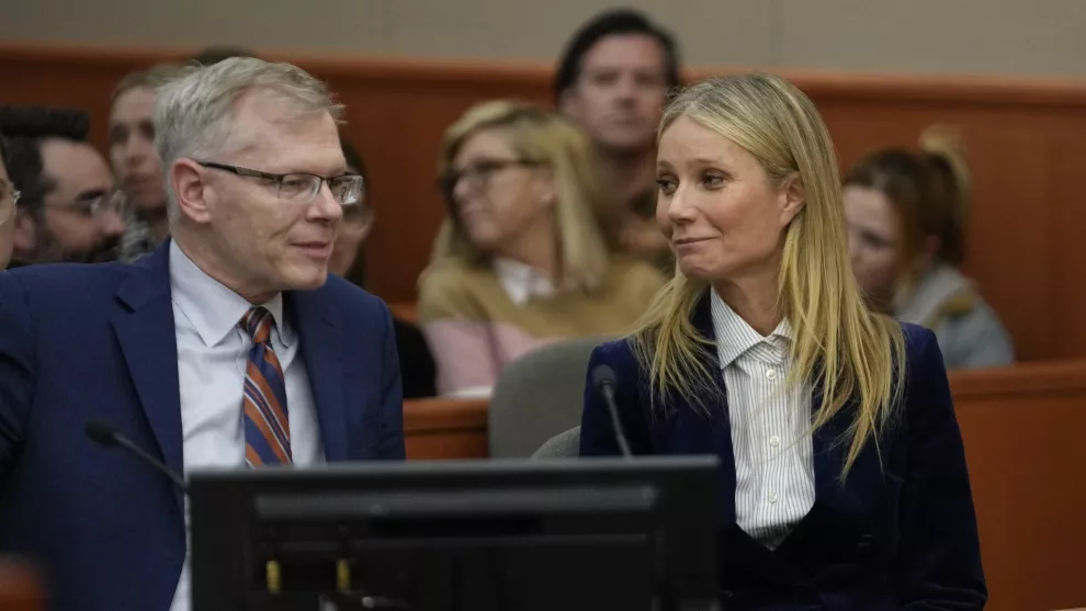 Gwyneth Paltrow, junto a su abogado, en el juicio que ganó en EE.UU.