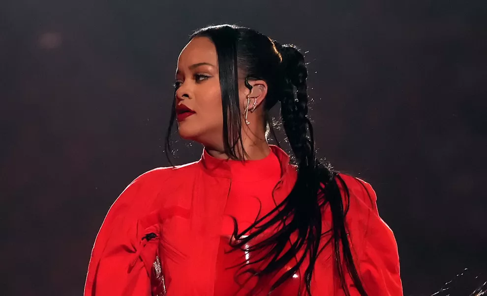 Rihanna durante su presentación en el Super Bowl LVII.