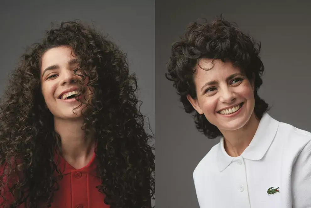 Dos de las muchas maneras en que podés lucir tu pelo ondulado.