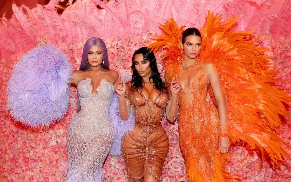 Las Kardashian-Jenner siempre dando de qué hablar en la alfombra roja