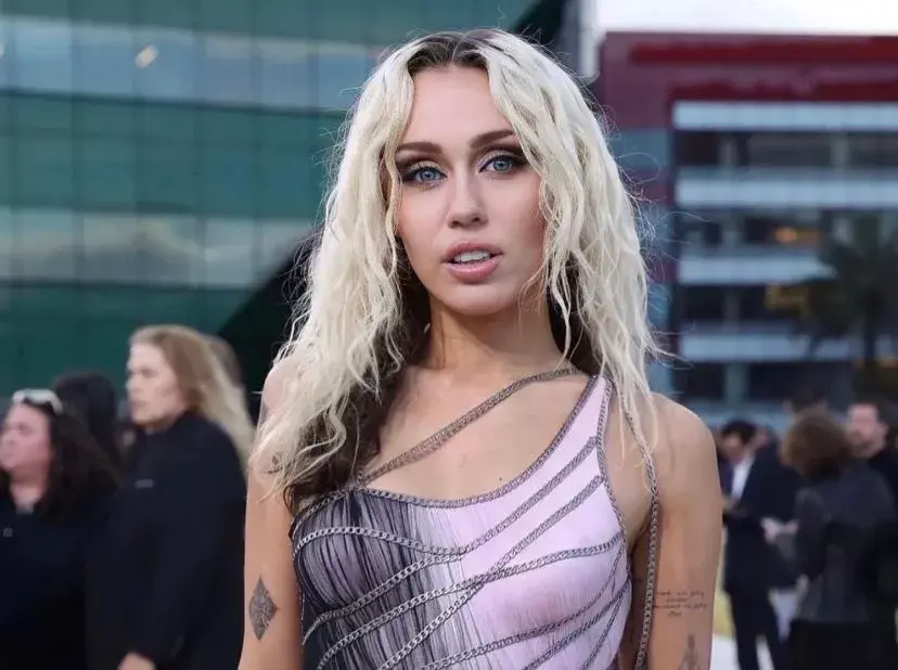 Miley describe que está en una está en una relación "segura, intensa, salvaje y libre".