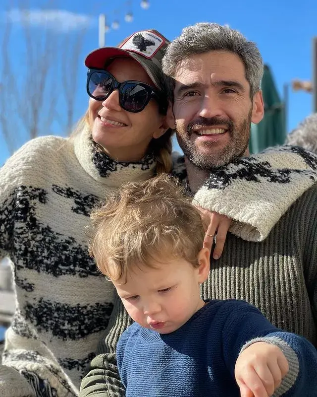 Marcela Kloosterboer y Fernando Sieling junto a su hijo menor, Otto.