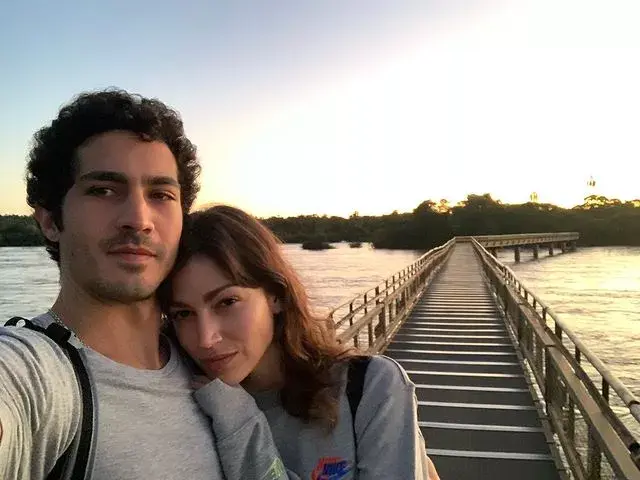 El Chino Darín y Úrsula Corberó en las cataratas del Iguazú.