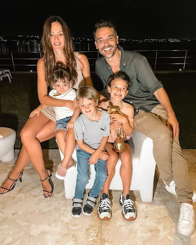 Paula Chaves y Pedro Alfonso con sus tres hijos: Olivia, Baltazar y Filipa.