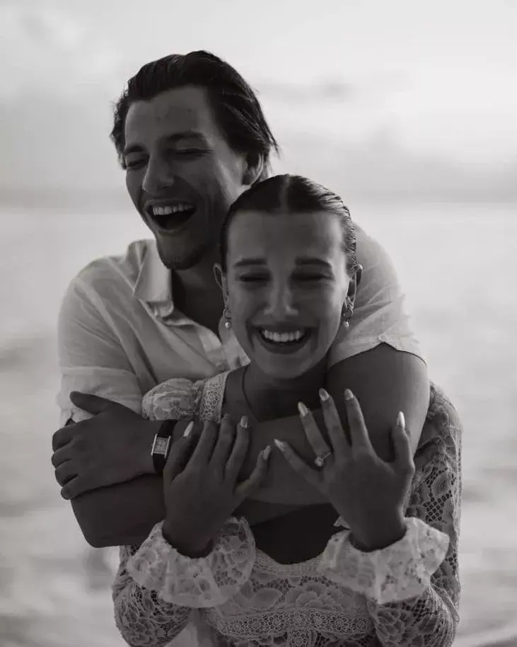 La tierna foto que subió Millie Bobby Brown para anunciar su compromiso con Jakie Bongiovi.