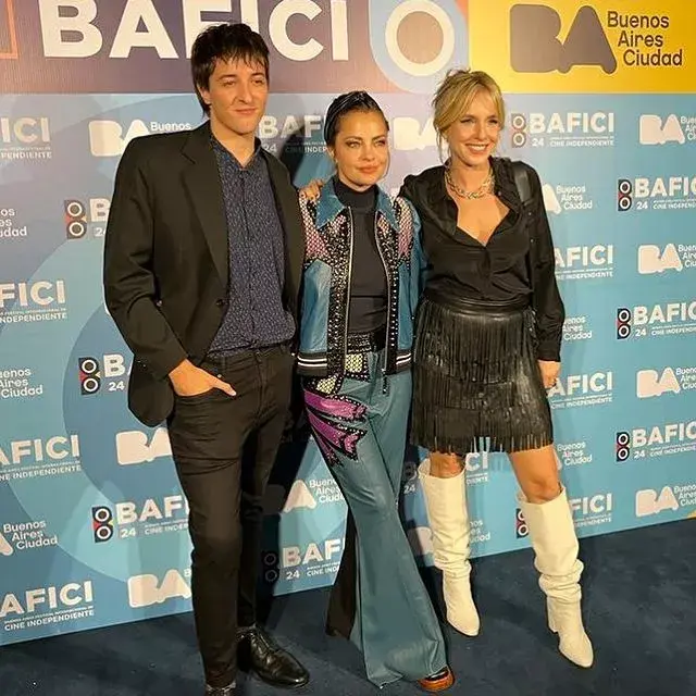 Dolores Fonzi junto a Carla Peterson y Toto Rovito.