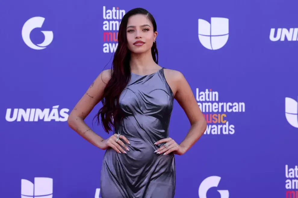 El increíble wet dress de Emilia Mernes para los AMAs 2023.