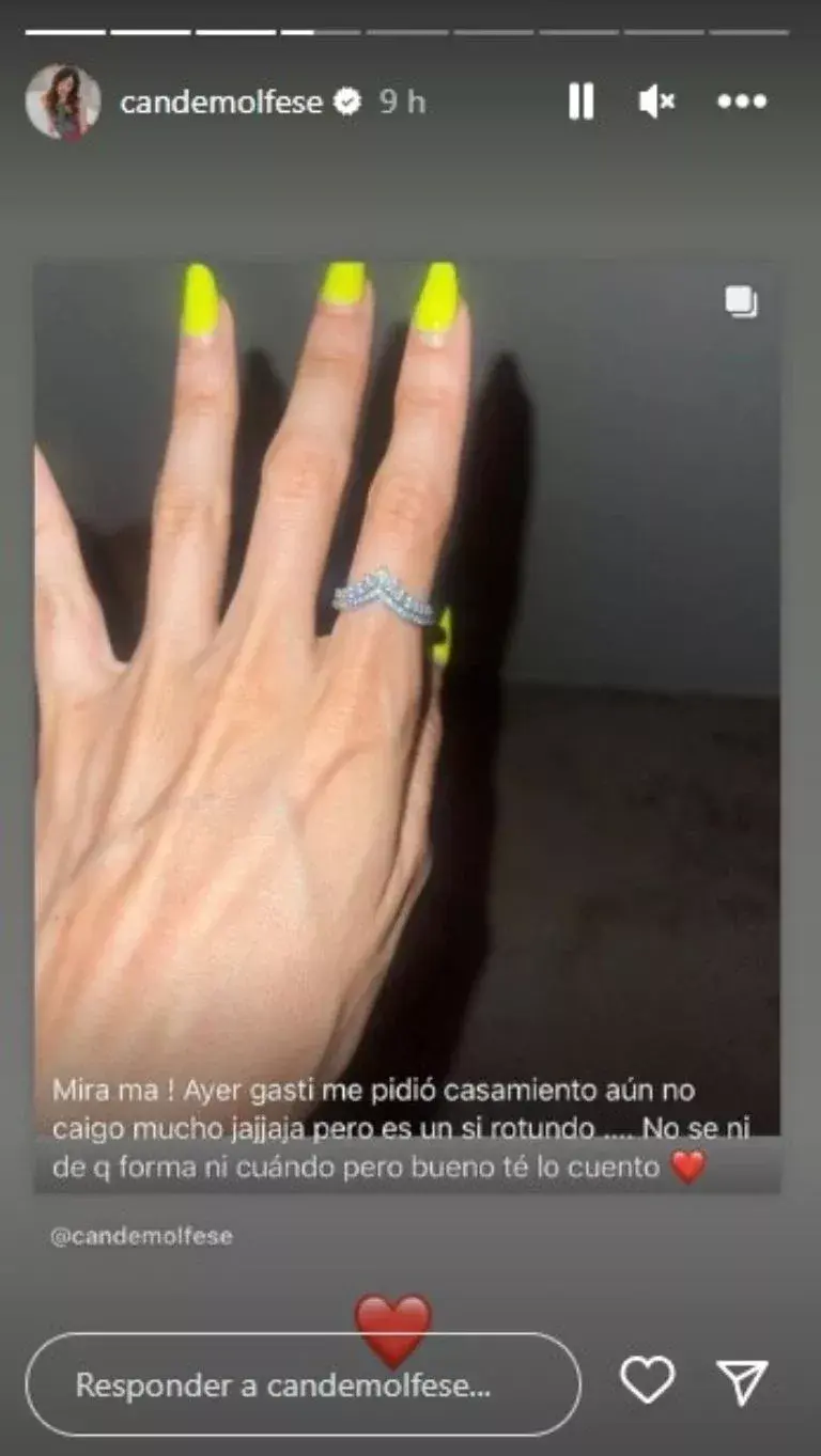 Cande compartió en sus stories el anillo de compromiso que le regaló Gastón.