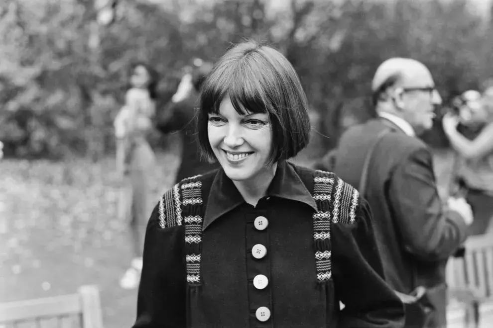 Murió Mary Quant, la icónica diseñadora que popularizó el uso de la minifalda.
